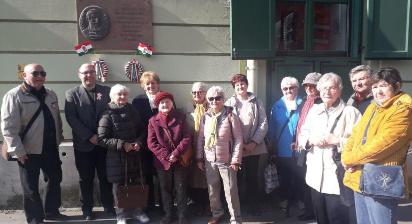 Koszorúzással tisztelgett a Petőfi Városbarát Egylet