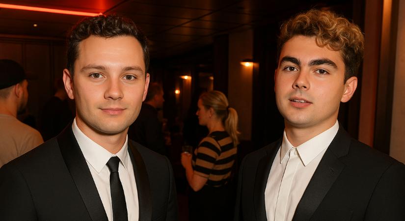 Ez a két jóképű pasi egy 52 éves filmsztárnak a fiai – Kitalálod, hogy ki az apuka?