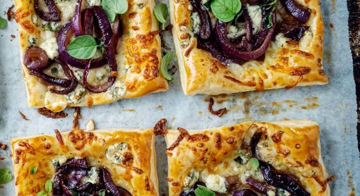 Isteni sajtos pite sok lila hagymával: nem kell bajlódni a tésztával