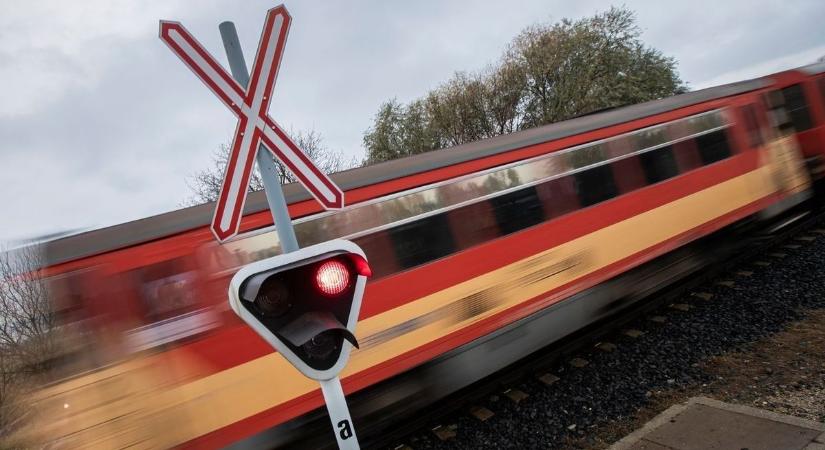 Most érkezett: Csoda történt, túlélte a vonatgázolást a fiatal hölgy!