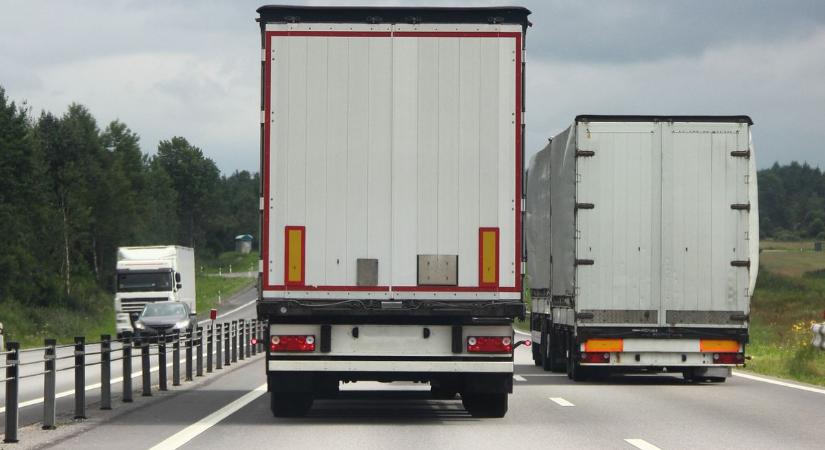 Videó: szétrobbant egy kamion kereke az autópályán – centiken múlt a baleset