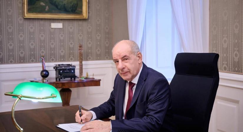 Államfői pénzosztás: Sulyok 500 ezret adott egy koraszülött alapítványnak, 2,5 milliót egy hegymászónak