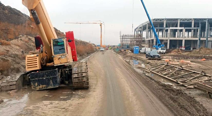 BYD-autógyár: kockázatot jelent a sártengerré vált építési terület