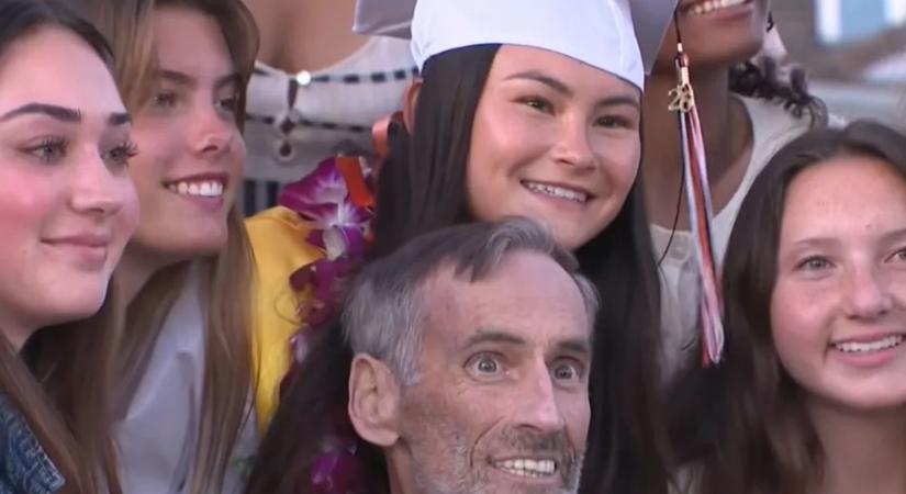 Halálos beteg apa adta át lánya diplomáját: „Nem is lehetnék büszkébb”