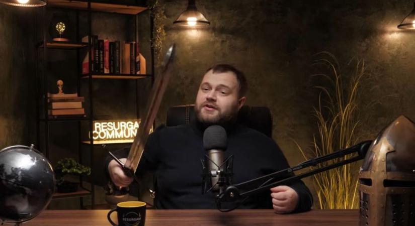 Újabb durva üzenet Ukrajnából: karddal fenyegetőzik és Orbán felnyársalásáról beszél Zelenszkij influenszere (VIDEÓ)