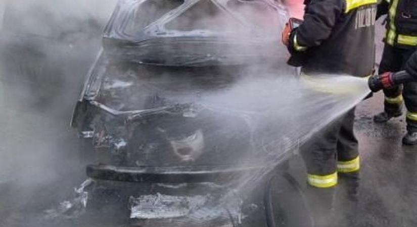 Hatalmas lángokkal égett egy személygépkocsi a Szabolcsban