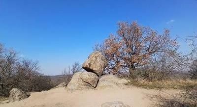 A gravitációval dacoló ingókövektől a Miskahuszáron át a világháborús lövészárokig – Kirándulás Pákozd környékén