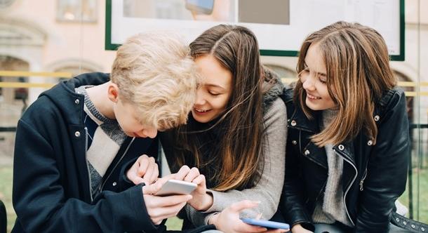 Lengyelországban betiltják a mobiltelefonok használatát az iskolákban a 16 év alatti gyermekek számára