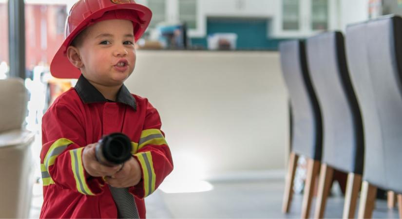 Kétéves kisfiú miatt kellett hívni a tűzoltókat – Pillantok alatt kialakulhat egy vészhelyzet