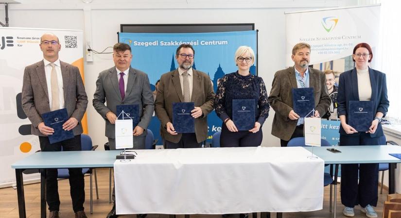 A Szegedi SZC Gábor Dénes Technikum és Szakgimnázium és a Neumann János Egyetem GAMF Műszaki és Informatikai Kara megújította a szakmai együttműködési megállapodását