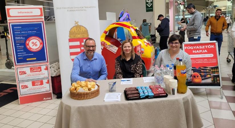 Ez igazán megérte: vásárlásuk mellé fogyasztóvédelmi tanácsokat is kaptak a szolnoki vevők