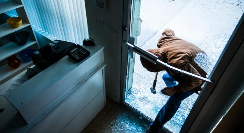 Még a nevét is megváltoztatta a tolvaj, hogy megússza: elképesztő módszerrel fosztogatta a magyar boltokat egy román páros