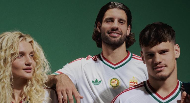 Bemutatták a magyar futballválogatott új idegenbeli mezét, trikolórral és a gyártó klasszikus logójával