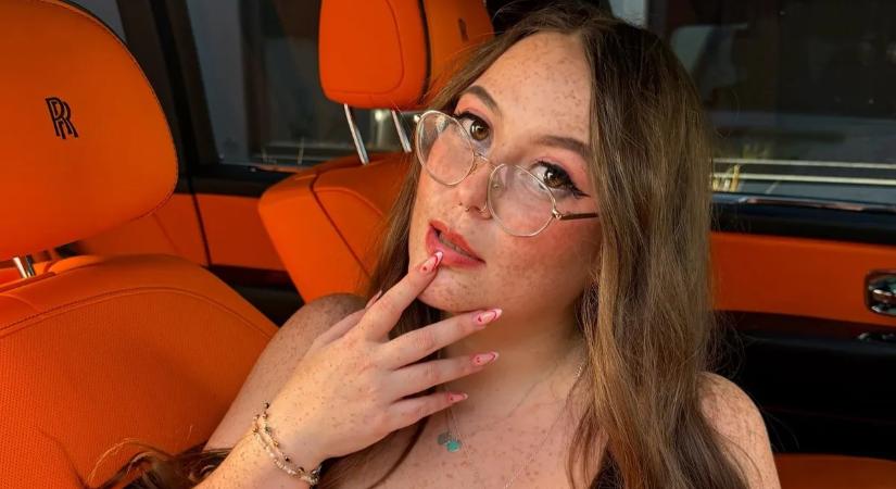 „Ciciadó”? Milliókba kerül a repülés a gigászi keblű influenszernek