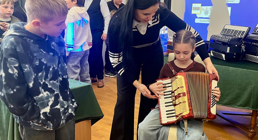 Interaktív hangszerbemutatóval indult új sorozat a Perényi Kultúrkúriában