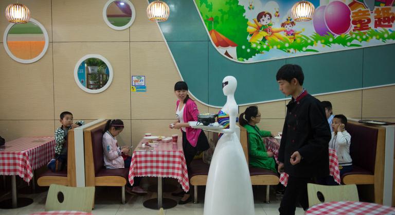 Megőrült egy étteremben táncoló robot, hárman alig bírták lefogni