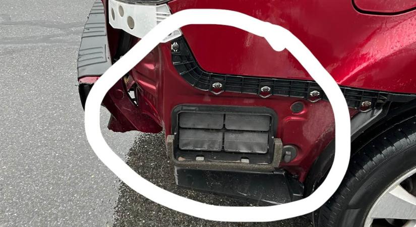 Ezért van rejtett nyílás a kárpit alatt az autókban