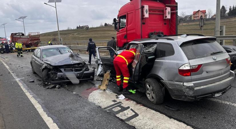Négy autó ütközött: az egyik sérült állapota válságos