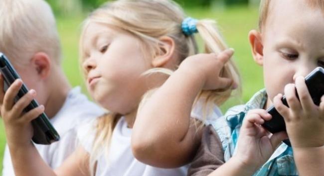 Ismeretterjesztő sorozat indul a gyermekek digitális tevékenységének normalizálásáért