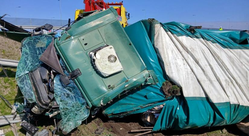 Megrázó képeken a Törökszentmiklósnál történt halálos baleset, hajdú-bihari férfi vesztette életét
