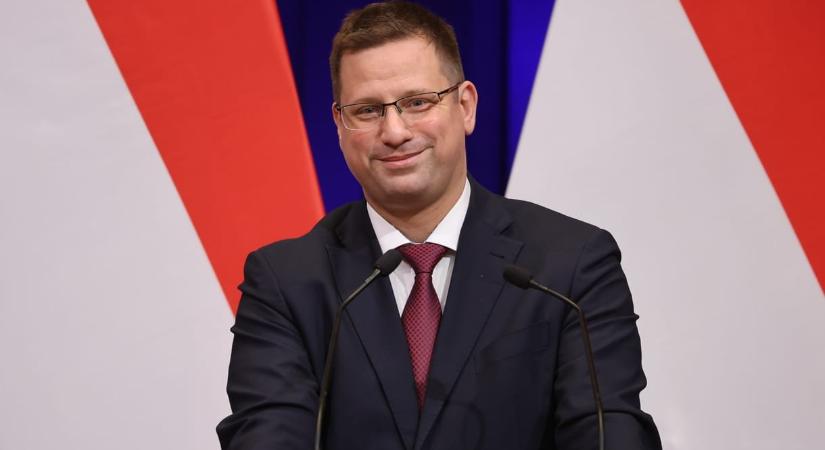 Választási mémek miatt tett feljelentést Gulyás Gergely