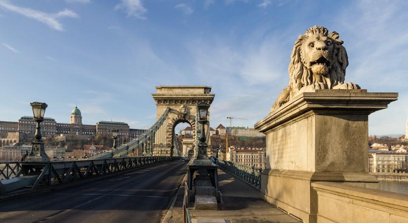 Lengyel és magyar nemzeti színekbe öltözik a Lánchíd a Lengyel-Magyar Barátság Napján