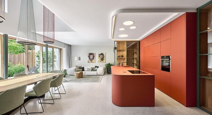 Régi ház megújult modern lakberendezéssel, bevállalós konyhabútorral Olaszországból