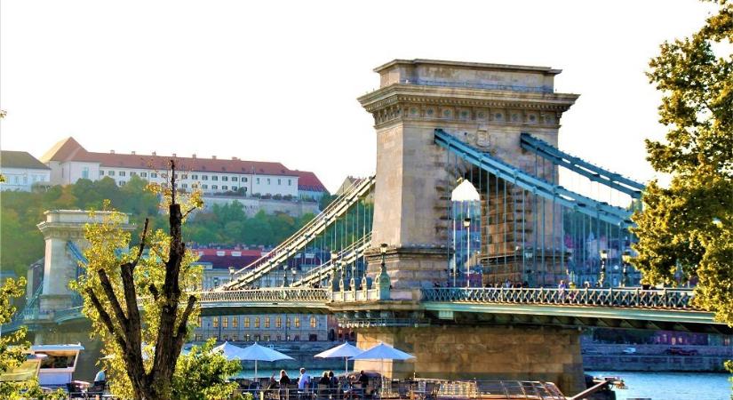 Lengyel és magyar nemzeti színekbe öltözik a Lánchíd a Lengyel–Magyar Barátság Napján