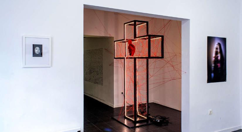 A roma nőt kiűzték, pedig neki is van helye a szabadság szigetén – Farkas Clara kiállítását ajánljuk