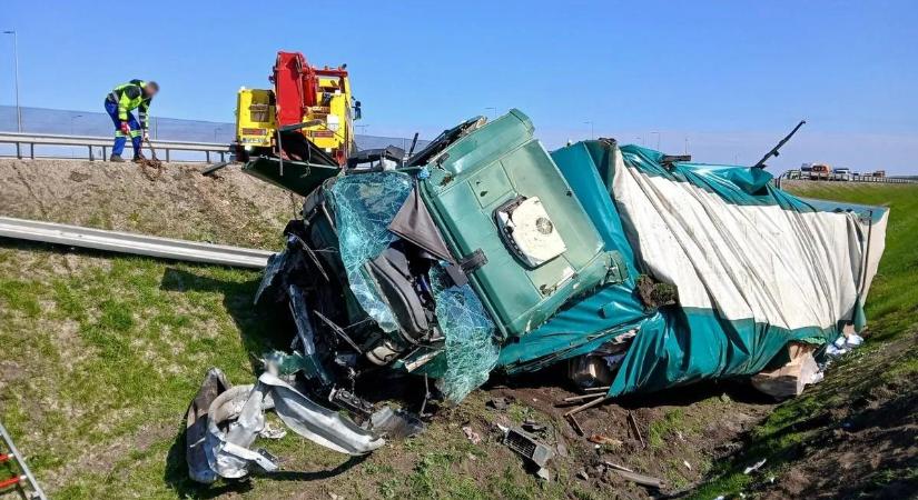 Sokkoló képeken a Törökszentmiklósnál történt halálos baleset