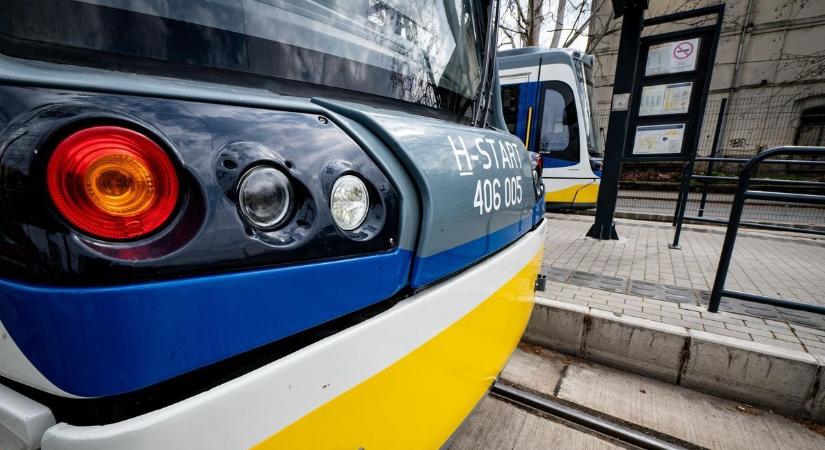 Drámai pillanatok a Kossuth Lajos sugárúton, baleset miatt torlódik a villamosforgalom