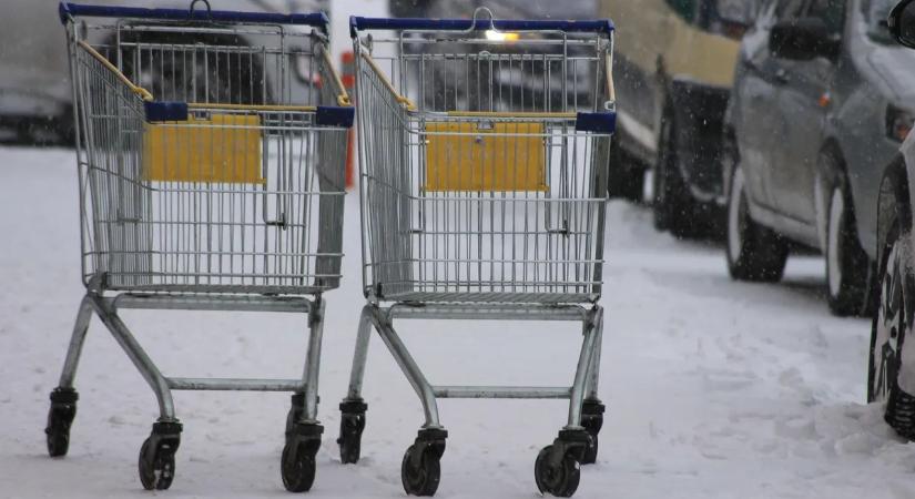 Baj van: üzletei felét zárja be a szakáruházlánc, kiárusítást hirdettek