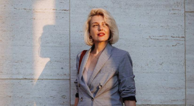 50 felett ilyen csinosan öltözhetsz néhány kulcsdarabbal: stílusos szettek tavaszra