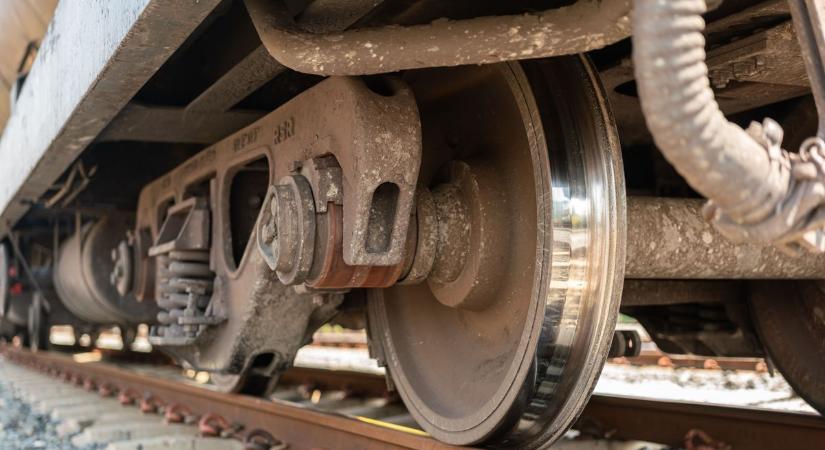 Autó csapódott vonatnak a vasúti átjáróban Vas megyében