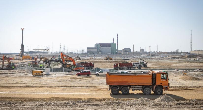 Elindult a 6. blokki munkagödör tervezési szintig történő kiemelése