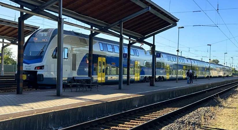 Péntek délutáni káosz a MÁV-nál: halálra gázolt egy embert a váci vonat, felsővezetékszakadás a ceglédi vonalon