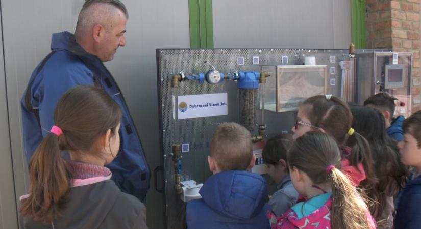 Így jut el a víz a poharunkig: több száz gyerek vett részt a Vízmű nyílt napján Debrecenben