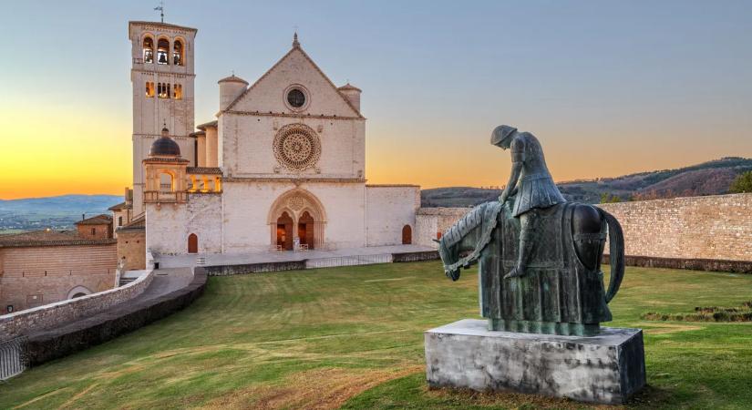 Sosem látott tömeg Assisiben – 800 év után felnyitották a kriptát, te is megnézheted a híres szentet, akit rejt
