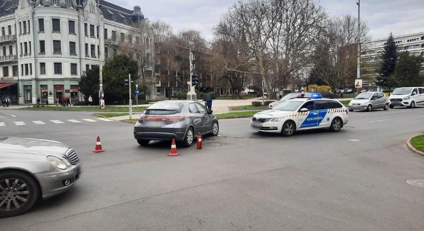 Baleset történt a nyíregyházi belvárosban – két személyautó ütközött (fotókkal)