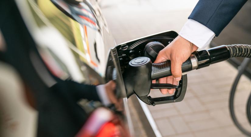 Megjött a döntés: így változna holnap a benzin ára