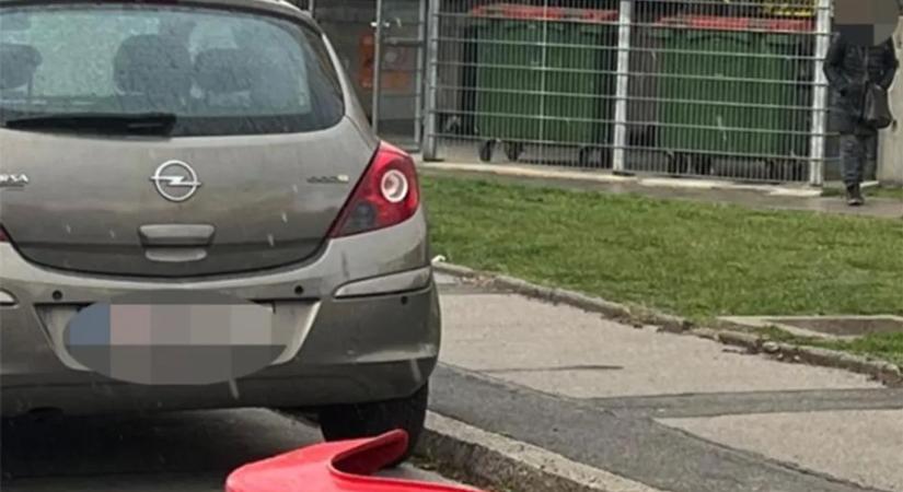 A parkolófoglalás megdöbbentő módját mutatta be egy ravasz autós – fotó