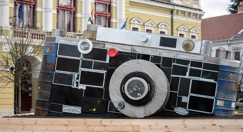 Felavatták Egerben a világ legnagyobb szabadtéri fényképezőgép-installációját