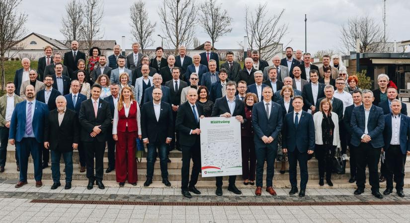 Száz magyar település állt ki az önkormányzatiság értékeiért