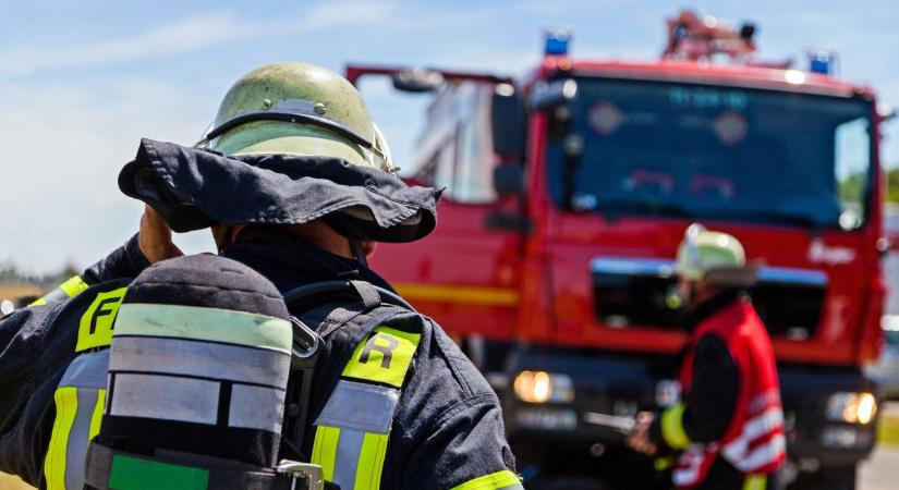 A tűzoltók segítségével jutottak be a mentők egy bajban lévő idős emberhez Zalában