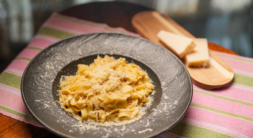 Házi tészta karamellizált hagymás mártással