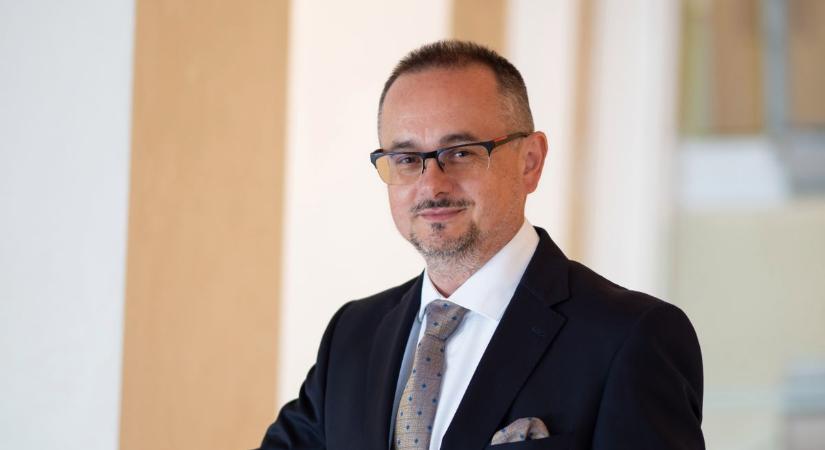 Marad az igazgató, elképesztő karrier eddig!