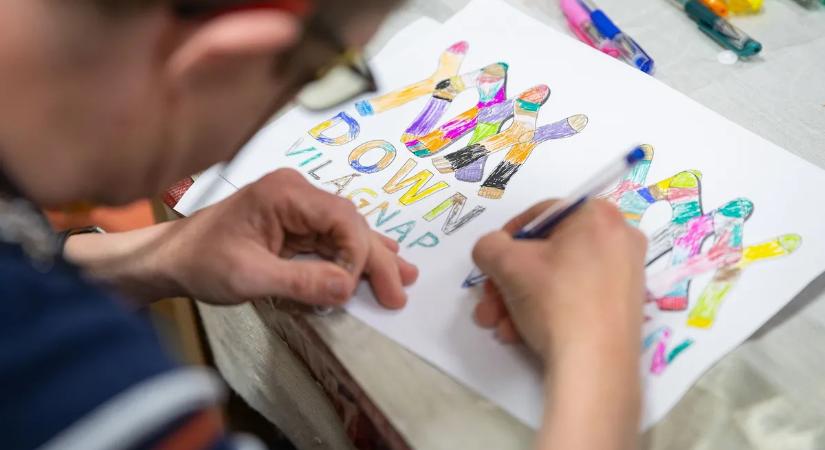 Színes zoknik, Flashmob és kiállás a Hősök terén – Itt a Down-szindróma világnapja!