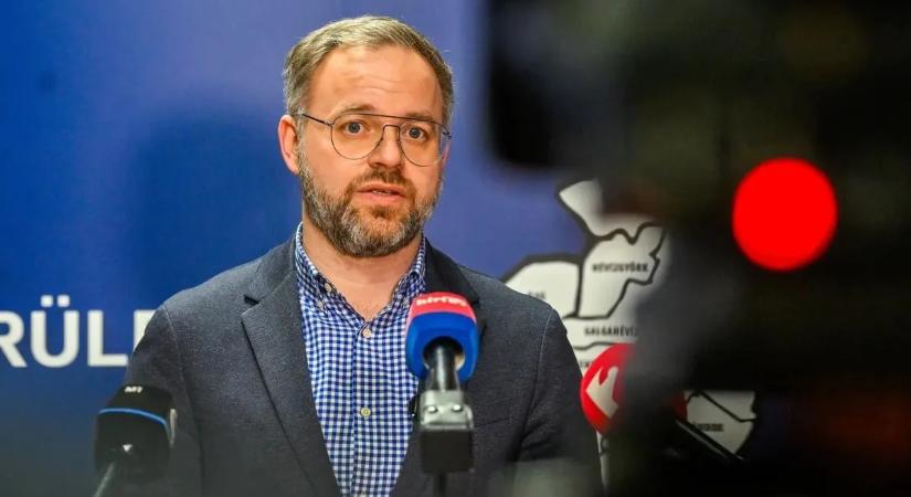 Nevetséges kérdésekkel támadták le Orbán Balázst a balos újságírók – videó