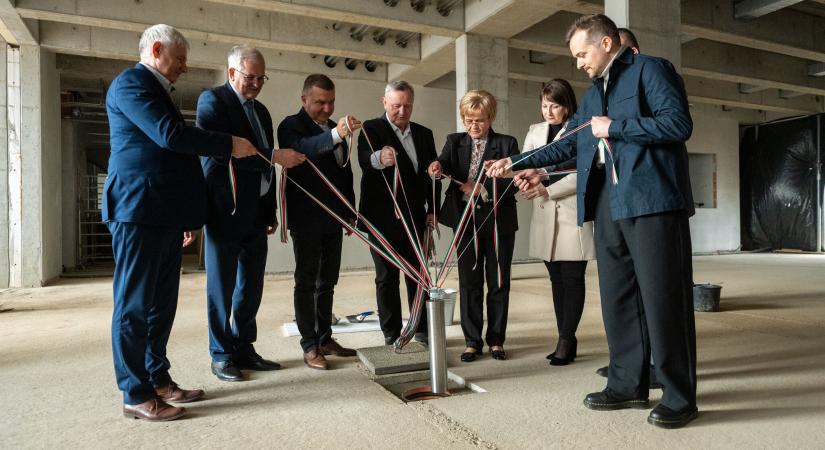 Bokrétaünnepséget tartottak a patinás nagykállói iskola fejlesztésén