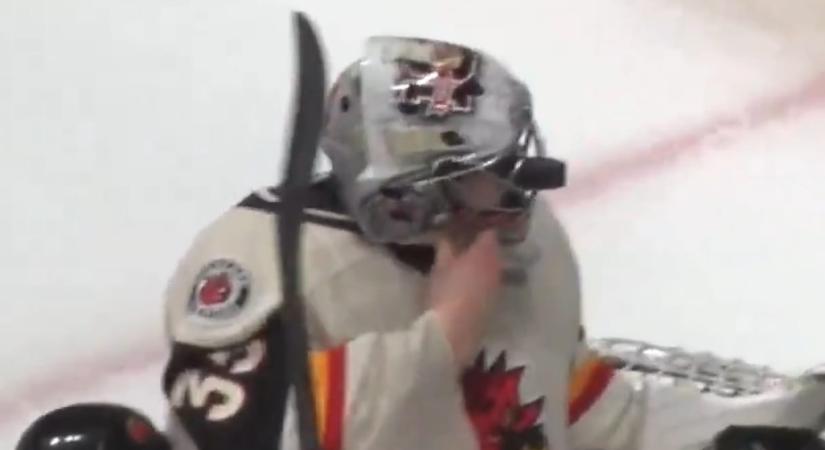 Videó: Fejjel védett lövést a hokikapus, a sisakrácsába fúródott a korong